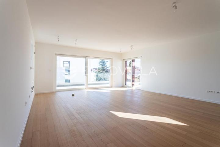 Vodice, NOVOGRADNJA, prostran stan u centru mjesta, 119,95 m²