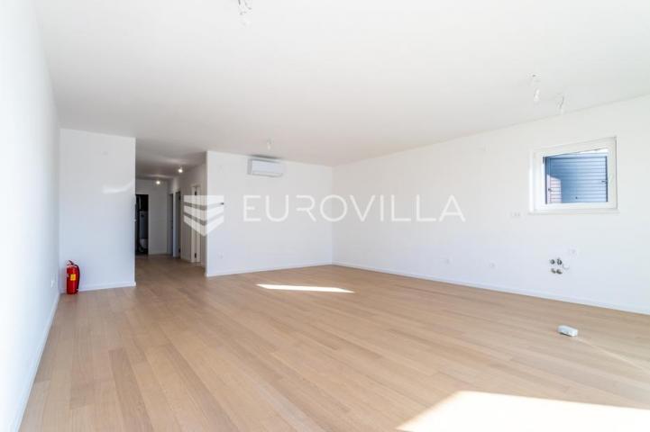 Vodice, NOVOGRADNJA, prostran stan u centru mjesta, 119,95 m²