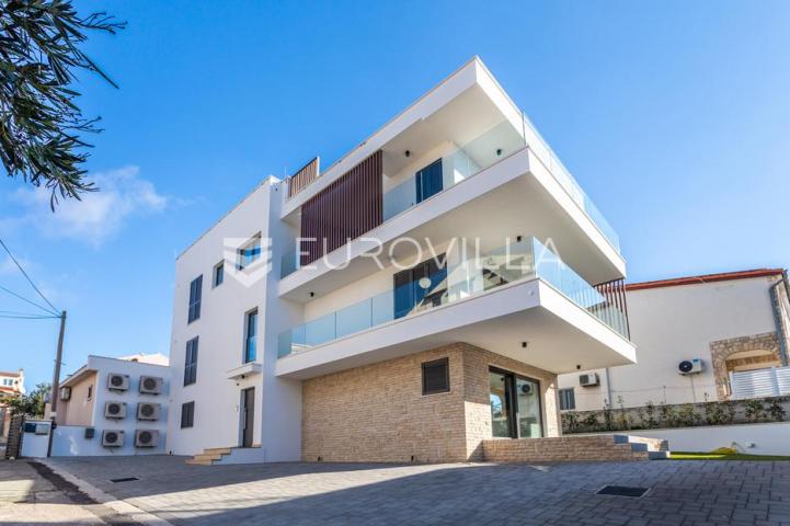 Vodice, NOVOGRADNJA, prostran stan u centru mjesta, 119,95 m²