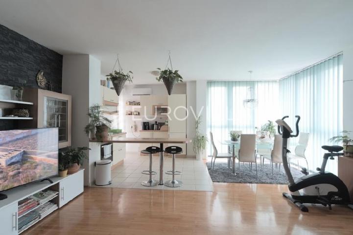 Osijek, Retfala, prodaje se 3 soban stan površine 92 m², 4. kat