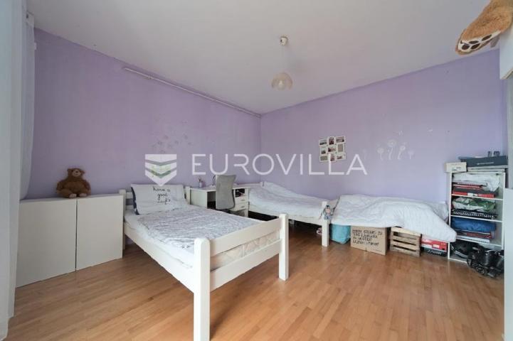Osijek, Retfala, prodaje se 3 soban stan površine 92 m², 4. kat