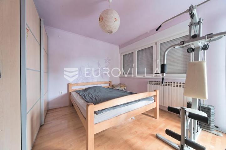 Osijek, Retfala, prodaje se 3 soban stan površine 92 m², 4. kat