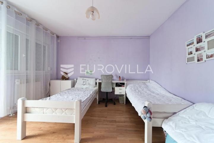 Osijek, Retfala, prodaje se 3 soban stan površine 92 m², 4. kat