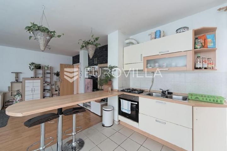 Osijek, Retfala, prodaje se 3 soban stan površine 92 m², 4. kat