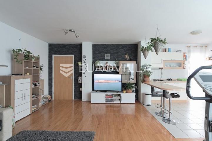 Osijek, Retfala, prodaje se 3 soban stan površine 92 m², 4. kat