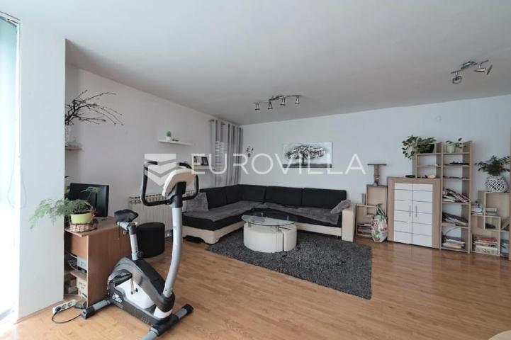 Osijek, Retfala, prodaje se 3 soban stan površine 92 m², 4. kat