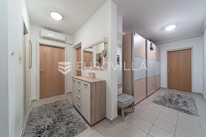 Osijek, Retfala, prodaje se 3 soban stan površine 92 m², 4. kat