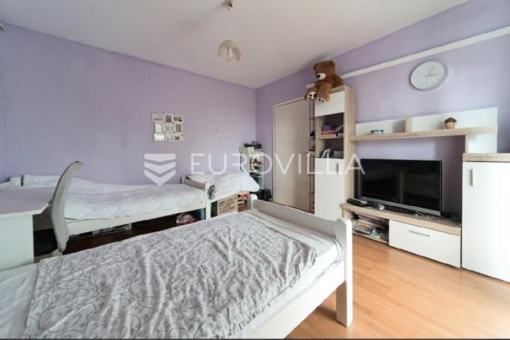 Osijek, Retfala, prodaje se 3 soban stan površine 92 m², 4. kat