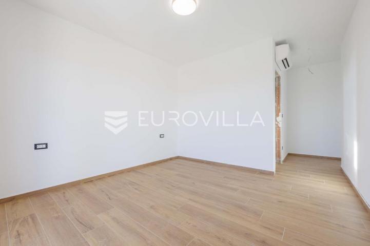 Istra, Žminj, kuća s bazenom i pogledom na vinograd u privatnom kompleksu, novogradnja