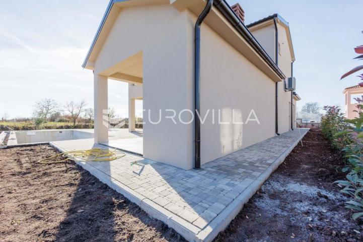 Istra, Žminj, kuća s bazenom i pogledom na vinograd u privatnom kompleksu, novogradnja