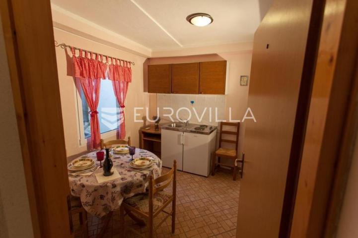 Cres, kuća s restoranom, apartmanima i privatnim parkingom, 200 m od mora, jedinstvena prilika