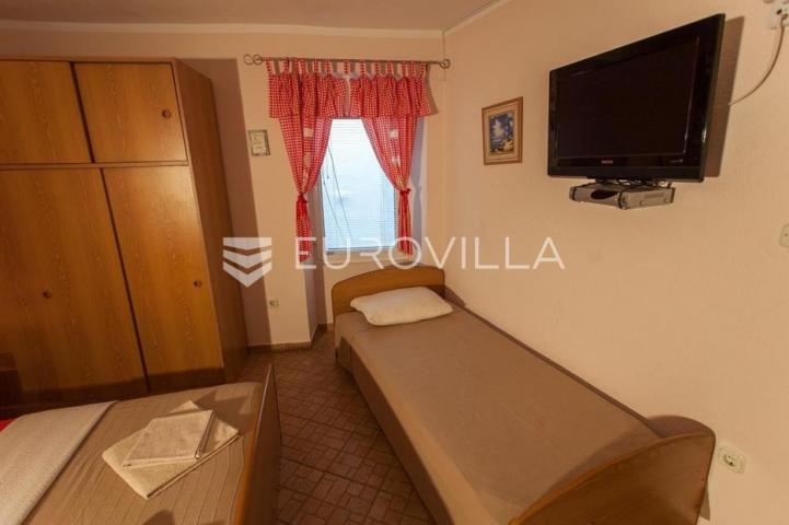 Cres, kuća s restoranom, apartmanima i privatnim parkingom, 200 m od mora, jedinstvena prilika