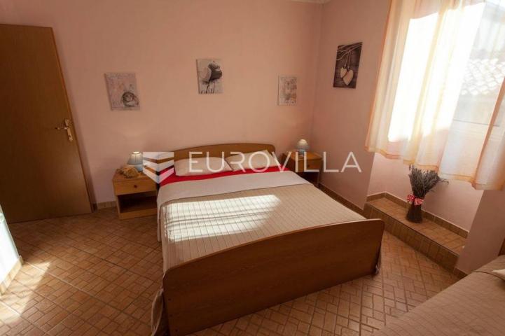 Cres, kuća s restoranom, apartmanima i privatnim parkingom, 200 m od mora, jedinstvena prilika