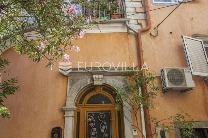 Cres, kuća s restoranom, apartmanima i privatnim parkingom, 200 m od mora, jedinstvena prilika