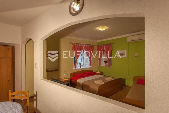 Cres, kuća s restoranom, apartmanima i privatnim parkingom, 200 m od mora, jedinstvena prilika