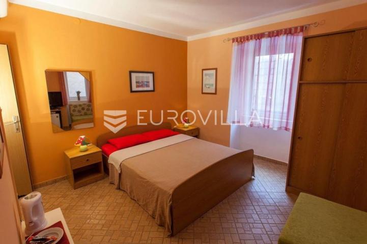 Cres, kuća s restoranom, apartmanima i privatnim parkingom, 200 m od mora, jedinstvena prilika