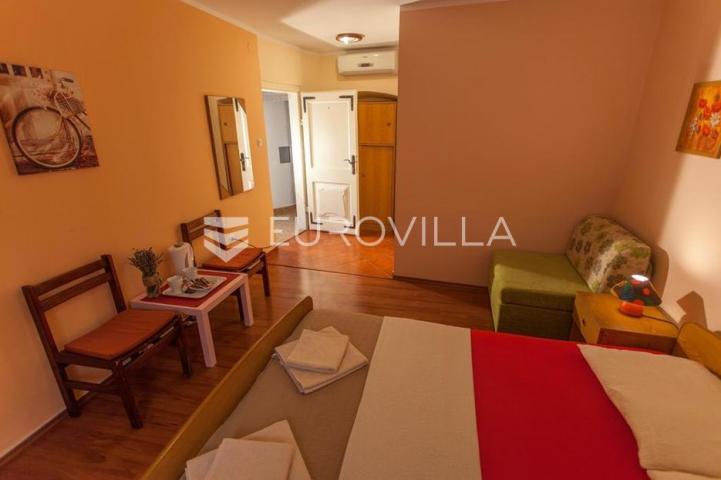 Cres, kuća s restoranom, apartmanima i privatnim parkingom, 200 m od mora, jedinstvena prilika