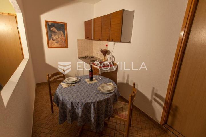 Cres, kuća s restoranom, apartmanima i privatnim parkingom, 200 m od mora, jedinstvena prilika