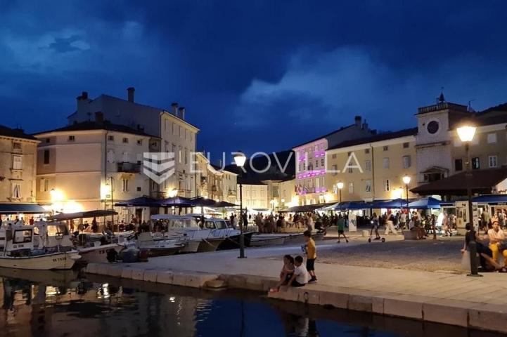 Cres, kuća s restoranom, apartmanima i privatnim parkingom, 200 m od mora, jedinstvena prilika