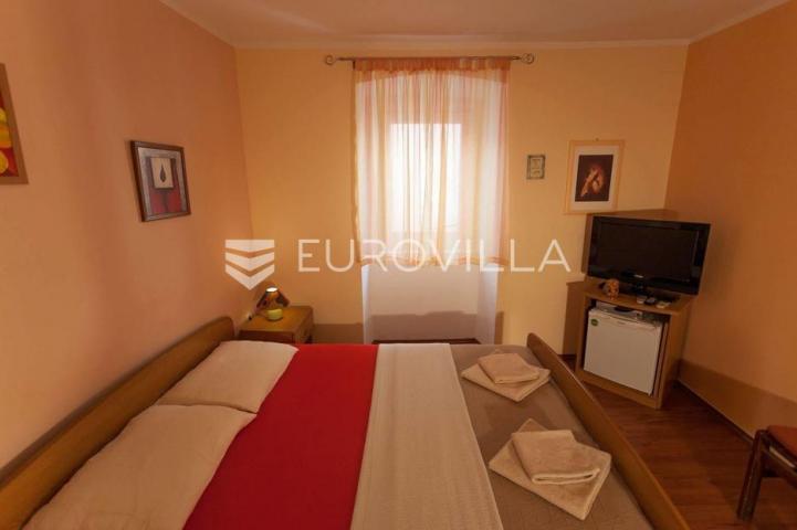 Cres, kuća s restoranom, apartmanima i privatnim parkingom, 200 m od mora, jedinstvena prilika