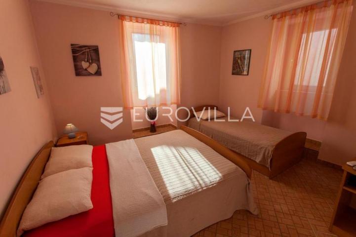 Cres, kuća s restoranom, apartmanima i privatnim parkingom, 200 m od mora, jedinstvena prilika
