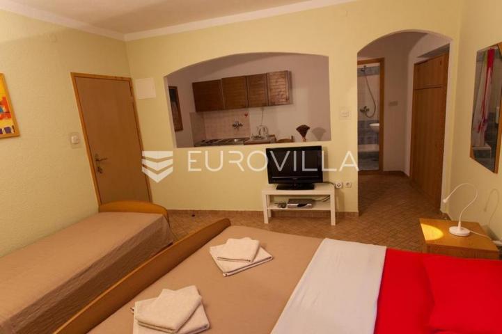 Cres, kuća s restoranom, apartmanima i privatnim parkingom, 200 m od mora, jedinstvena prilika