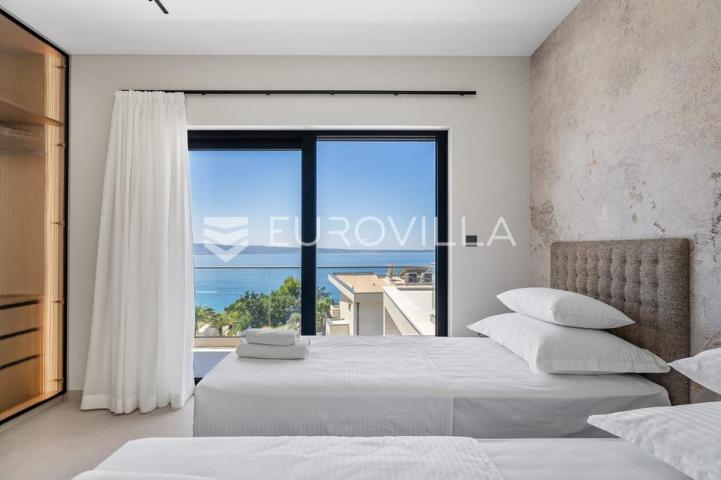 Split, Podstrana, luksuzna vila s garažom, bazenom i panoramskim pogledom na more