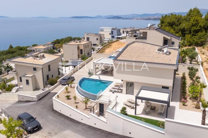 Split, Podstrana, luksuzna vila s garažom, bazenom i panoramskim pogledom na more