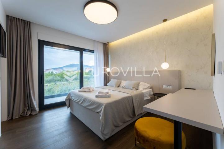 Kaštel Stari, luksuzna vila s bazenom i pogledom na more