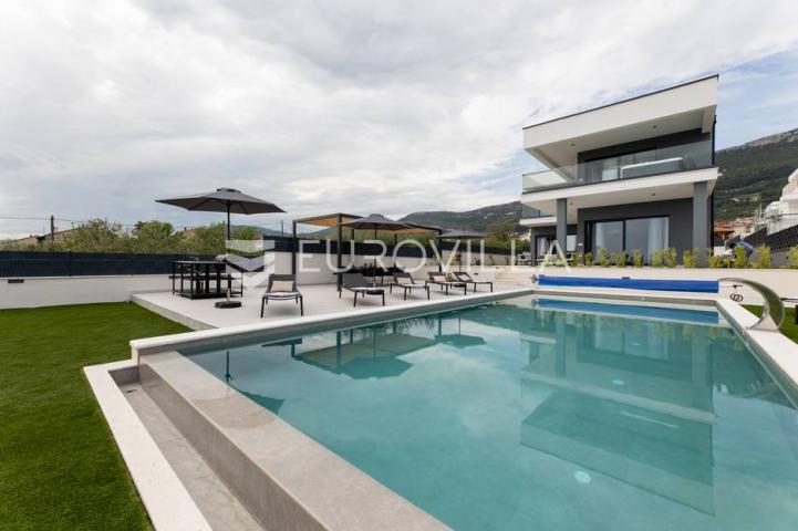 Kaštel Stari, luksuzna vila s bazenom i pogledom na more