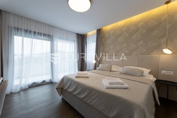 Kaštel Stari, luksuzna vila s bazenom i pogledom na more