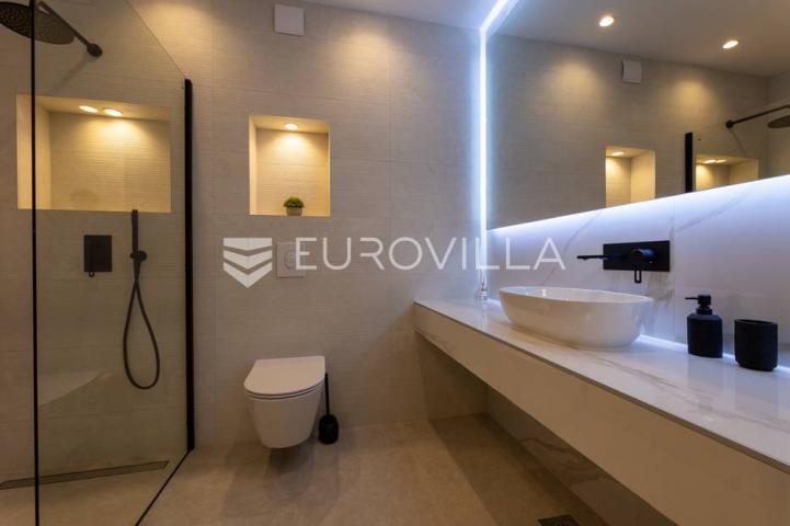 Kaštel Stari, luksuzna vila s bazenom i pogledom na more