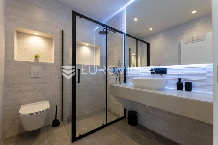 Kaštel Stari, luksuzna vila s bazenom i pogledom na more