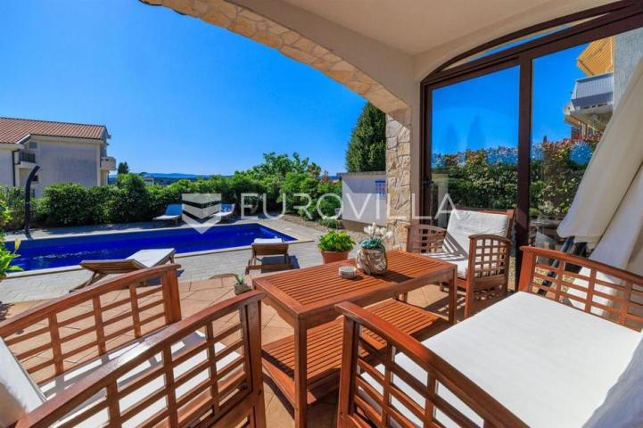 Krk, Punat, samostojeća kuća s dva apartmana po 100 m², studio apartman, bazen, garaža, sauna