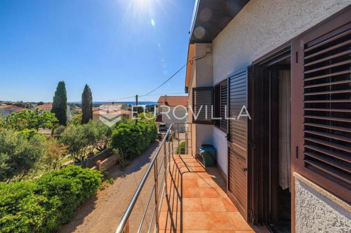 Krk, Punat, samostojeća kuća s dva apartmana po 100 m², studio apartman, bazen, garaža, sauna