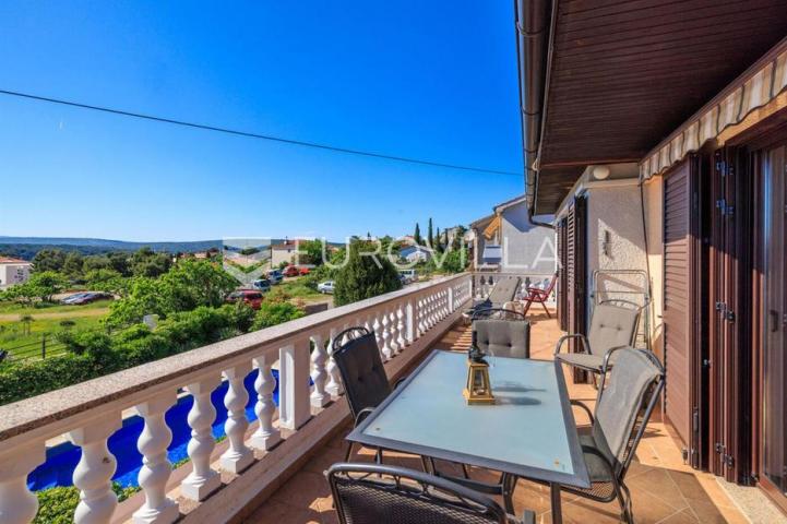 Krk, Punat, samostojeća kuća s dva apartmana po 100 m², studio apartman, bazen, garaža, sauna