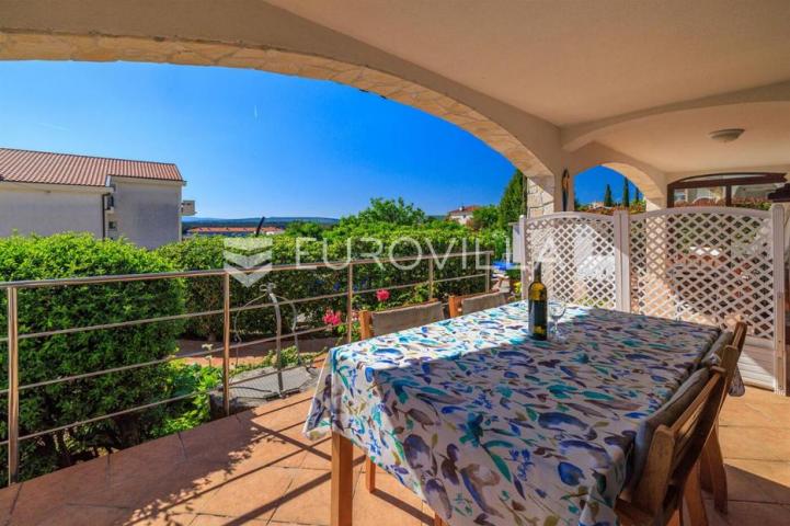 Krk, Punat, samostojeća kuća s dva apartmana po 100 m², studio apartman, bazen, garaža, sauna