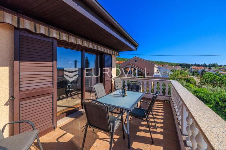 Krk, Punat, samostojeća kuća s dva apartmana po 100 m², studio apartman, bazen, garaža, sauna