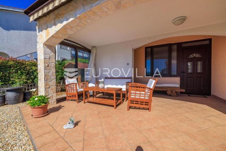 Krk, Punat, samostojeća kuća s dva apartmana po 100 m², studio apartman, bazen, garaža, sauna