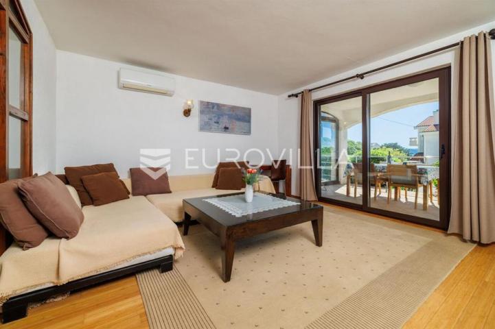 Krk, Punat, samostojeća kuća s dva apartmana po 100 m², studio apartman, bazen, garaža, sauna