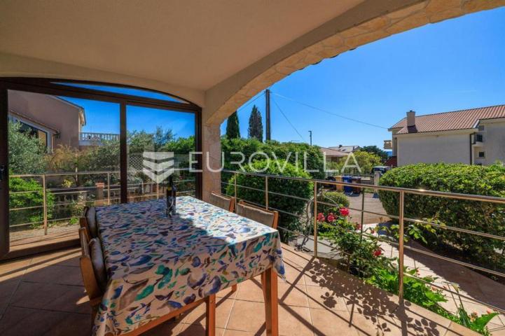Krk, Punat, samostojeća kuća s dva apartmana po 100 m², studio apartman, bazen, garaža, sauna