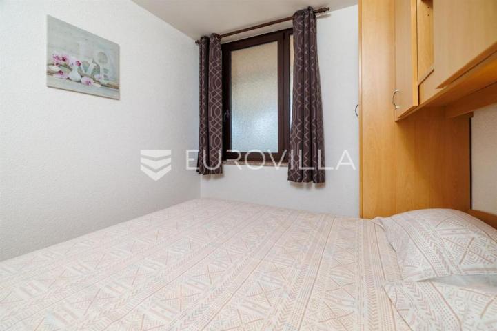 Krk, Punat, samostojeća kuća s dva apartmana po 100 m², studio apartman, bazen, garaža, sauna