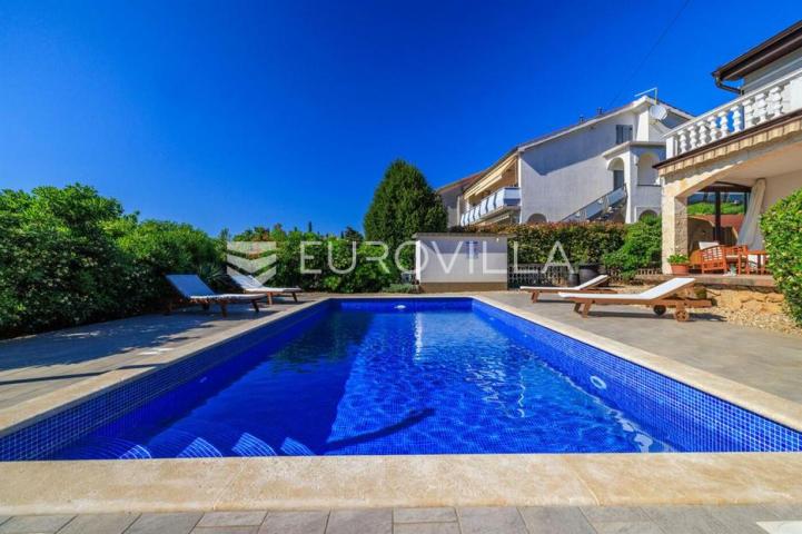 Krk, Punat, samostojeća kuća s dva apartmana po 100 m², studio apartman, bazen, garaža, sauna
