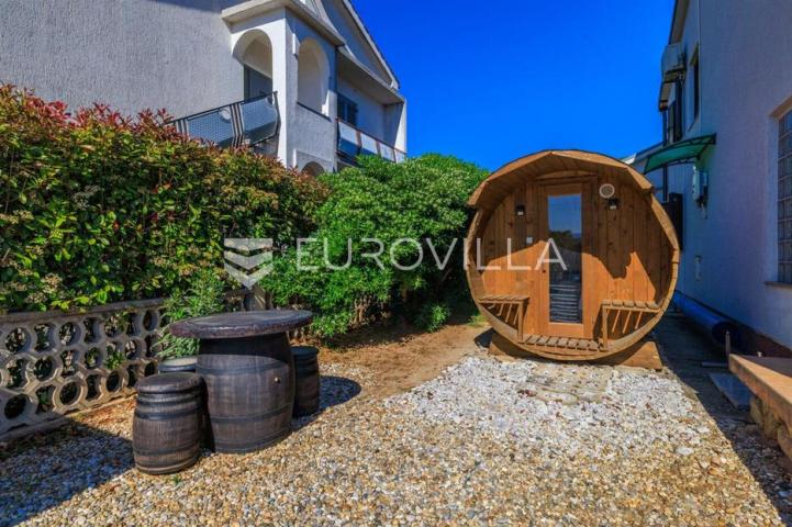 Krk, Punat, samostojeća kuća s dva apartmana po 100 m², studio apartman, bazen, garaža, sauna