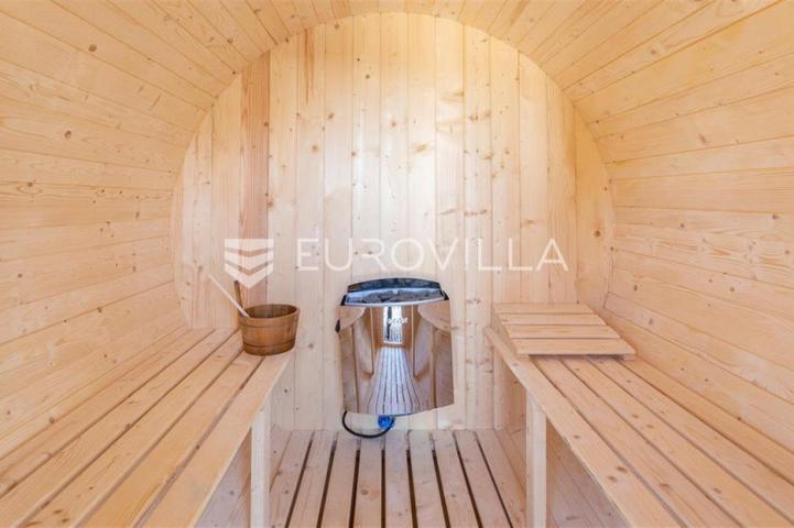 Krk, Punat, samostojeća kuća s dva apartmana po 100 m², studio apartman, bazen, garaža, sauna
