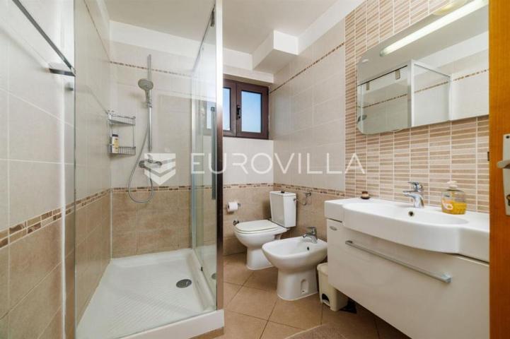 Krk, Punat, samostojeća kuća s dva apartmana po 100 m², studio apartman, bazen, garaža, sauna