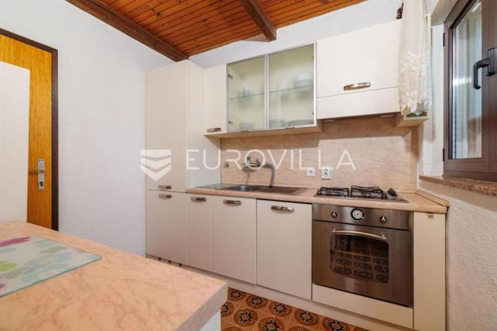 Krk, Punat, samostojeća kuća s dva apartmana po 100 m², studio apartman, bazen, garaža, sauna