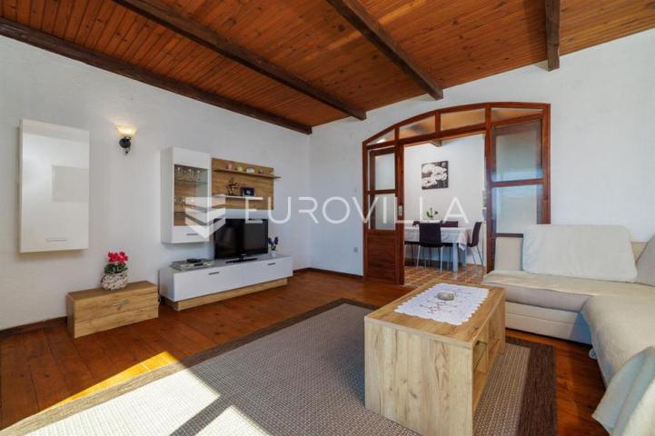 Krk, Punat, samostojeća kuća s dva apartmana po 100 m², studio apartman, bazen, garaža, sauna