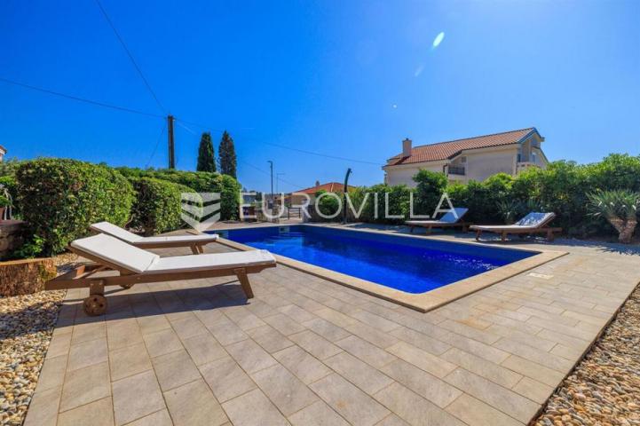 Krk, Punat, samostojeća kuća s dva apartmana po 100 m², studio apartman, bazen, garaža, sauna