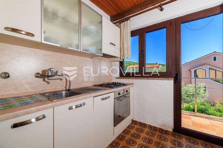 Krk, Punat, samostojeća kuća s dva apartmana po 100 m², studio apartman, bazen, garaža, sauna